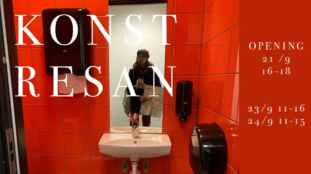 Röd toalett, person syns i spegeln