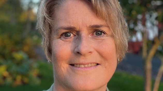 Porträtt av kvinna i naturen