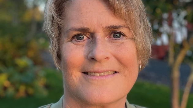 Porträtt av kvinna i naturen