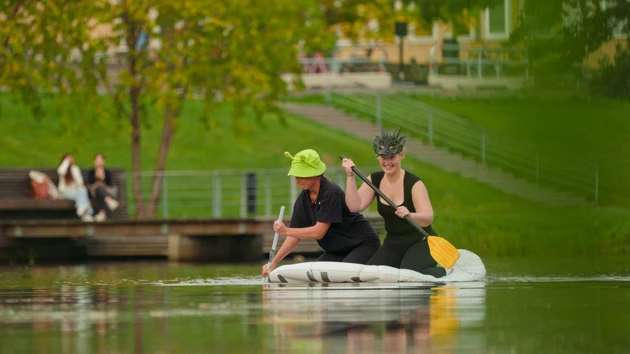 Båtrace UMPE (umeå pedagogerna) vid Campusdammen