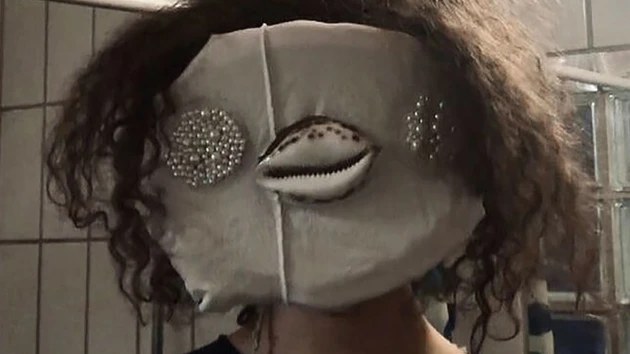 Person med ansiktsmask