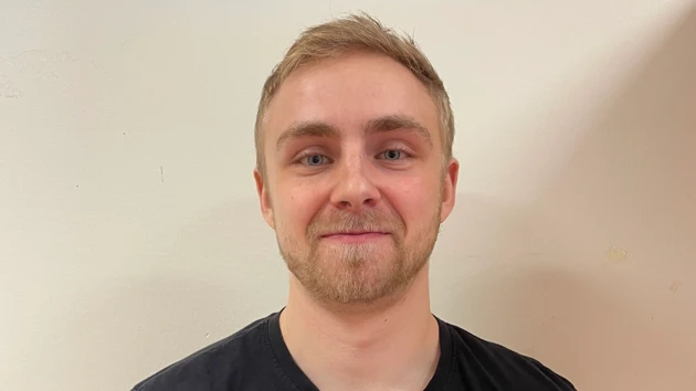 Porträtt på Matous Jimel mot vit bakgrund.