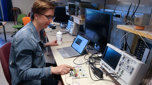 Bild på Peter Molander sittande vid arbetsbänk i elektroniklabb