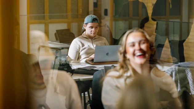 Umeå Universitet, Studenter pluggar i MIT-huset.