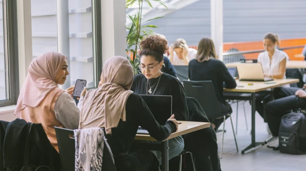 Umeå Universitet, Naturvetarhuset. Studenter pluggar.