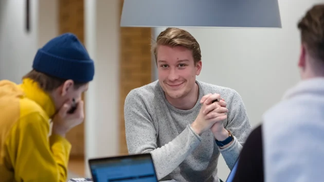 Studenter som grupparbetar i Naturvetarhuset.