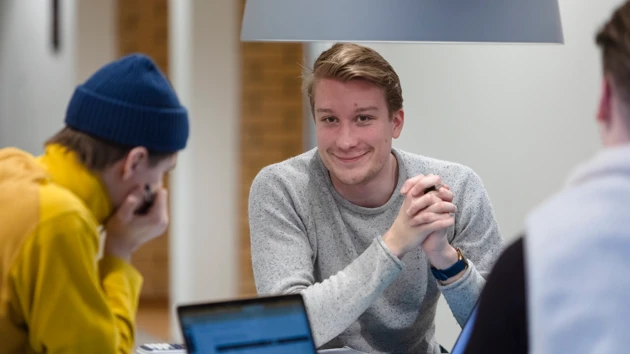 Studenter som grupparbetar i Naturvetarhuset.