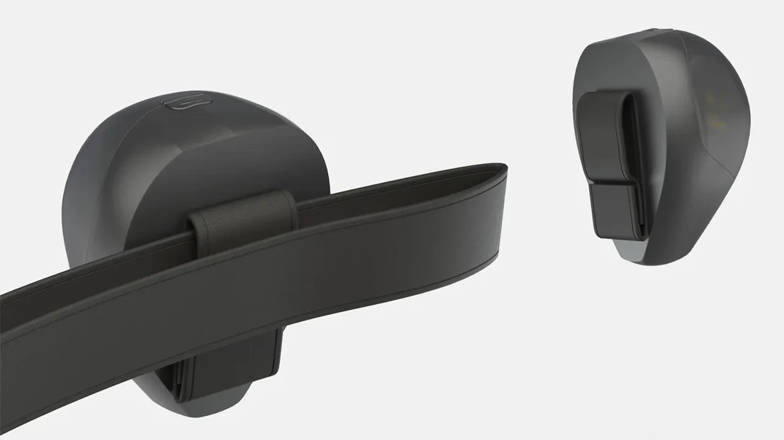 Detailed shots of how the case is attached to the wearable rail