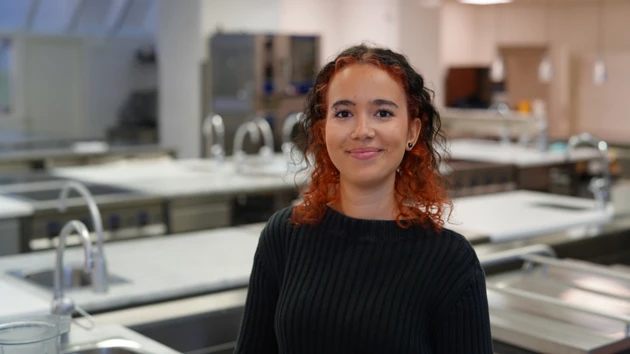 Gastronomistudent Norea i köksmiljö.
