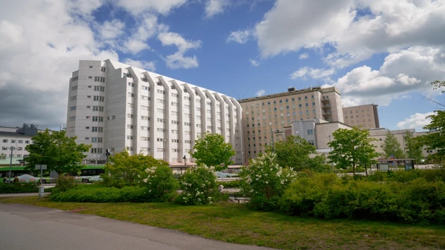 Sommarvy över Norrlands universitetssjukhus.