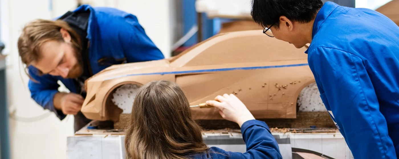 Collagebild på två personer med en byggnad i bakgrunden