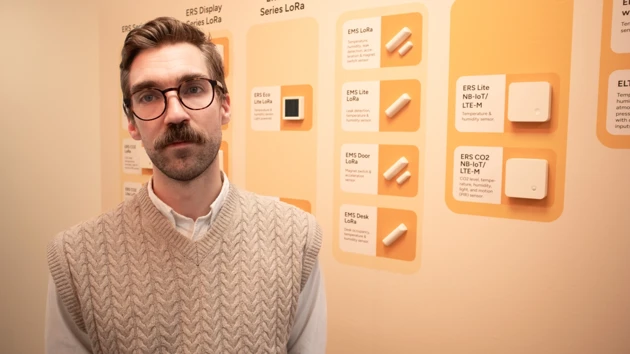 Bild på Pontus Hedenström framför produkttavla med Elsys sensorer