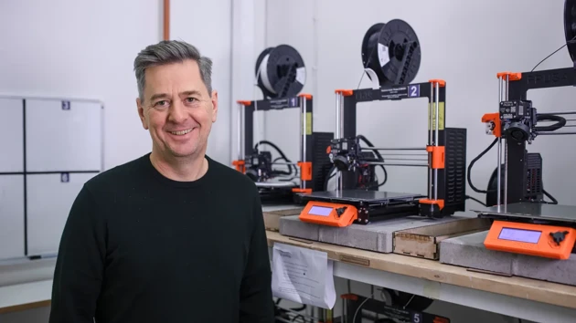 Ny teknologi är ett centralt ämne i Johan Redströms forskning. 3D-skrivare är ett av många verktyg som används på Designhögskolan.