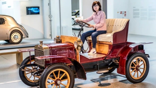 Bild på Yuhan Zhang sittande i historisk bil på Skoda museum