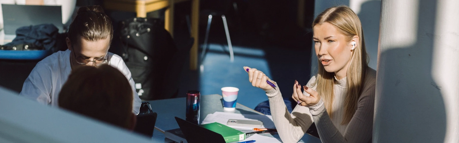 Umeå Universitet, Samhällsvetarhuset. Studenter pluggar.