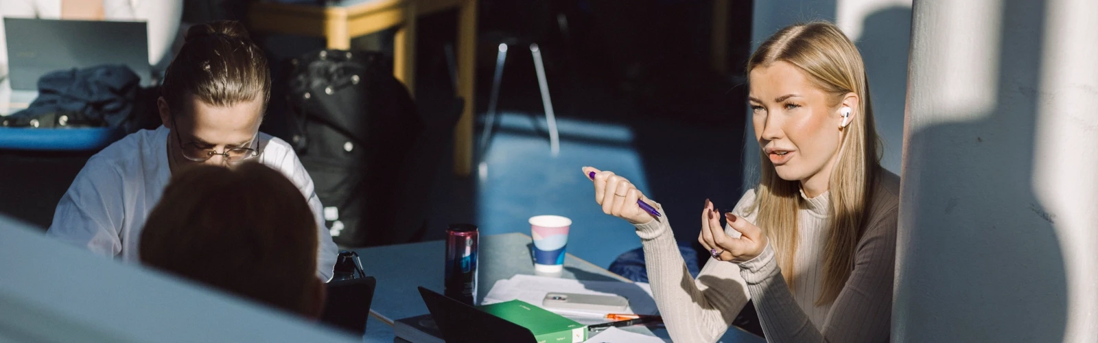Umeå Universitet, Samhällsvetarhuset. Studenter pluggar.