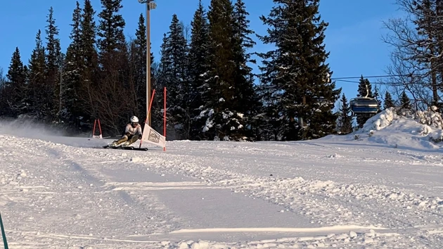Bild på Sanna Hjalmars på slalomskidor under ett lopp i backen
