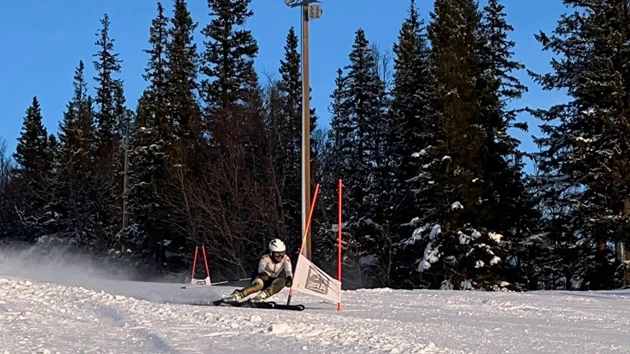 Bild på Sanna Hjalmars på slalomskidor i full fart nedför en pist