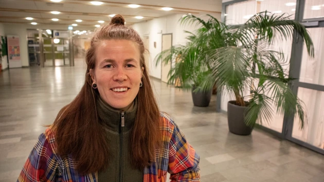 Bild på Sara Andersson stående i korridor i KBC-huset på Umeå universitet