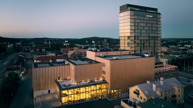 Skymning över Sara kulturhus i Skellefteå.