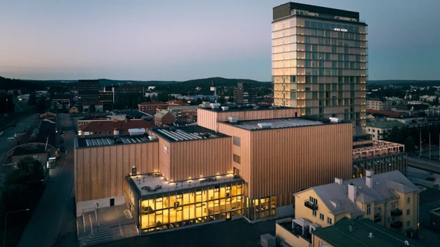 Skymning över den upplysta byggnaden Sara kulturhus i Skellefteå.