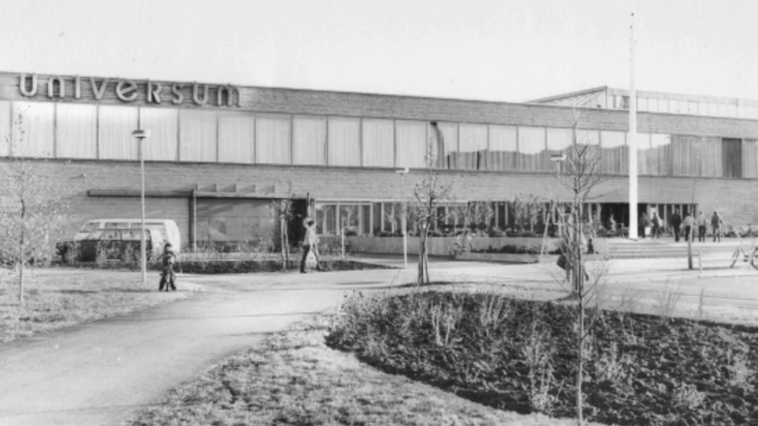 Svarvitt foto av Universums utsida från när huset var nytt