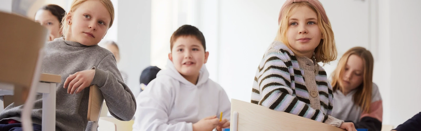 Skolelever i klassrum.
