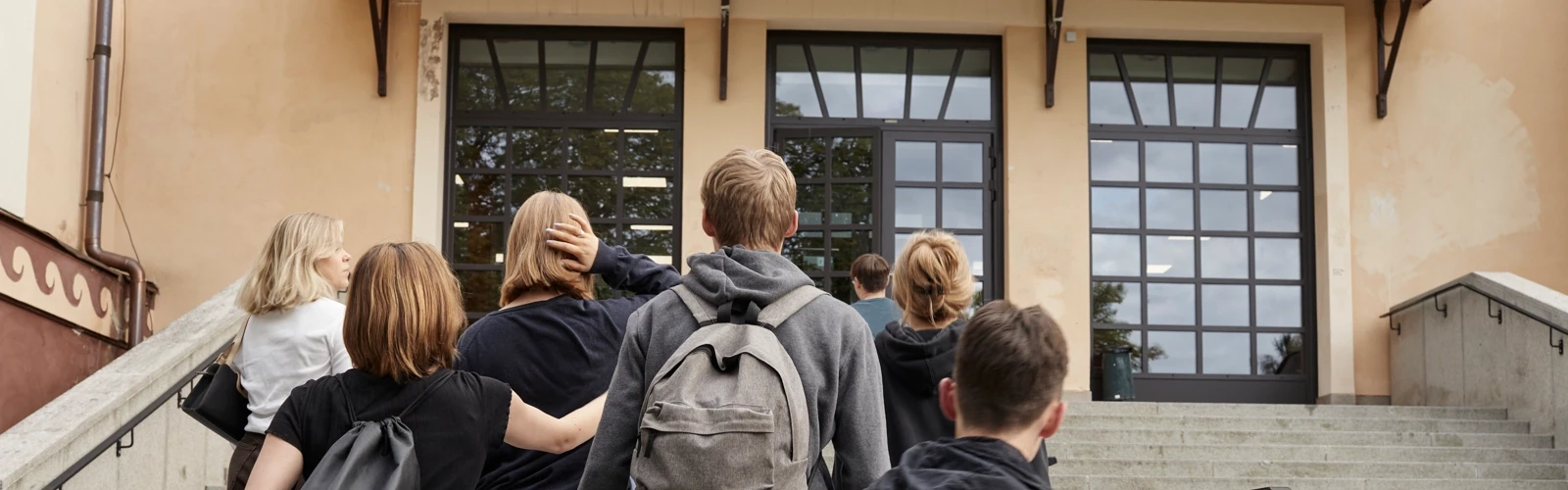 Skolelever går uppför trappa.