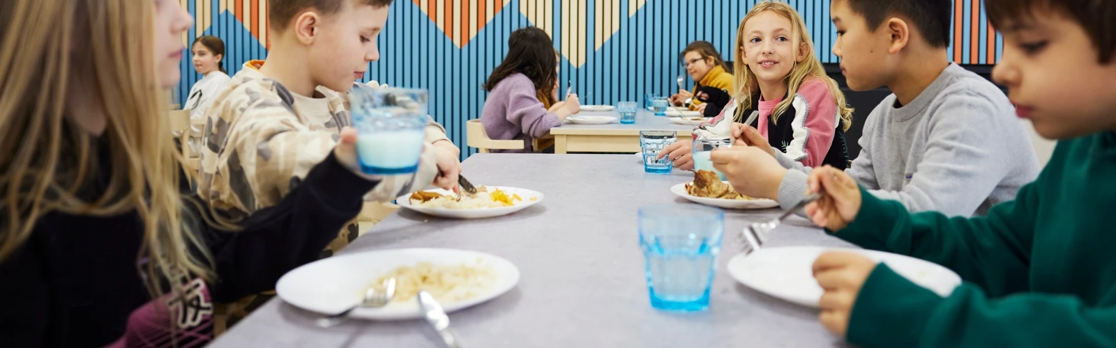 Elever äter skollunch.