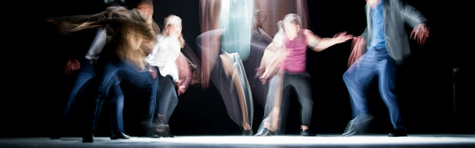 En grupp människor som dansar på en scen.