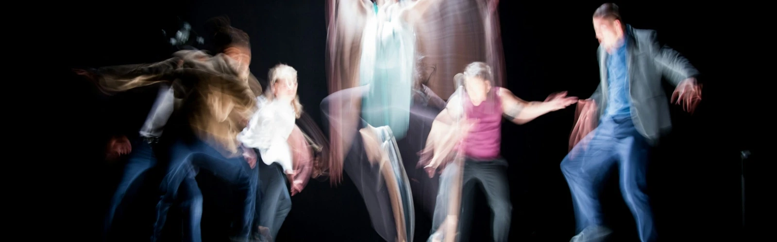 En grupp människor som dansar på en scen.