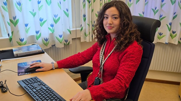 Bild på Sofia Alesandro sittande vid skrivbordet på sin arbetsplats FOI