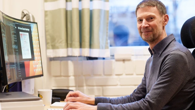 Porträttbild av Nathaniel Street vid datorn