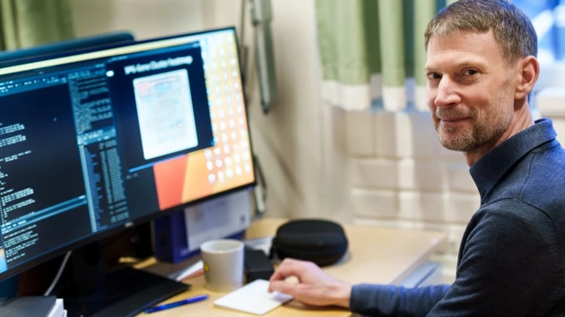 Porträttfoto på Nathaniel Street sittande vid datorn