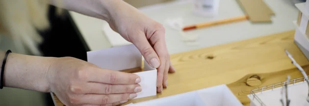 modellbygge, närbild med händer som arbetar med material