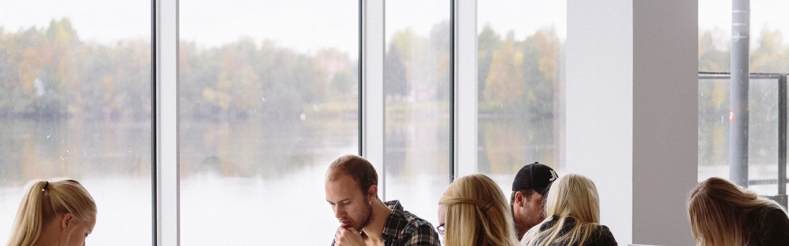 Bild på studenter som grupparbetar