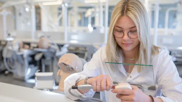 Maja Edlund studerar till tandtekniker