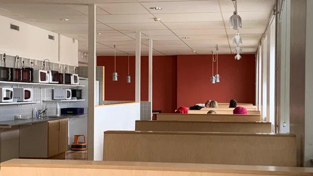 Microwave ovens and places to sit at the student area "9:an"