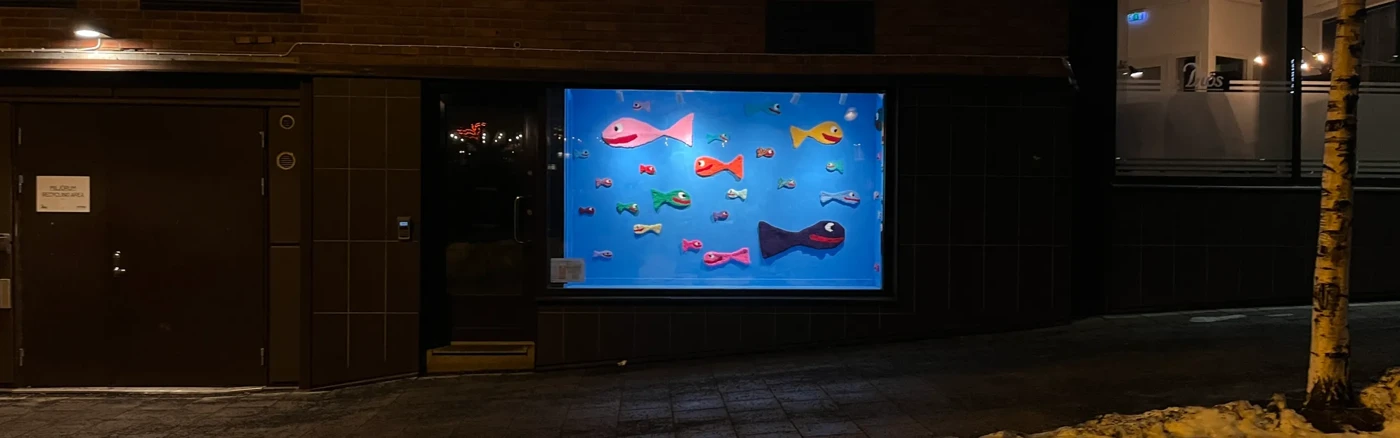 Färgglada fiskar i skyltfönster