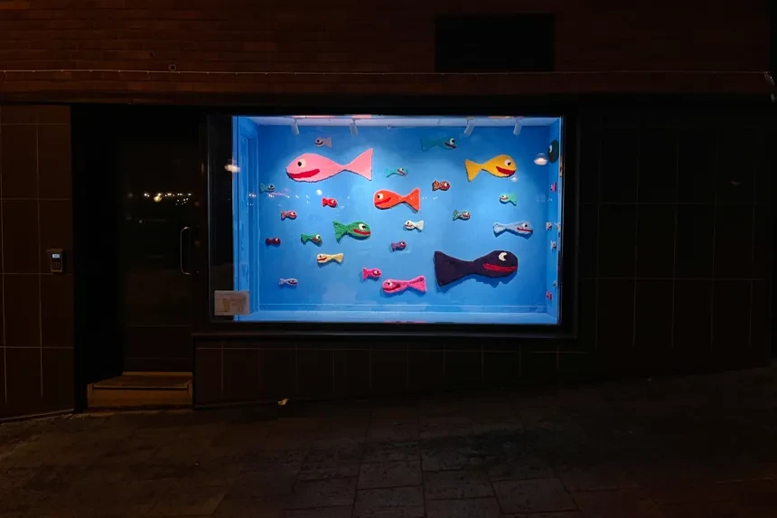 Färgglada fiskar i skyltfönster