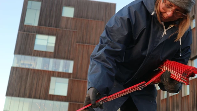 Person med röd tumstock