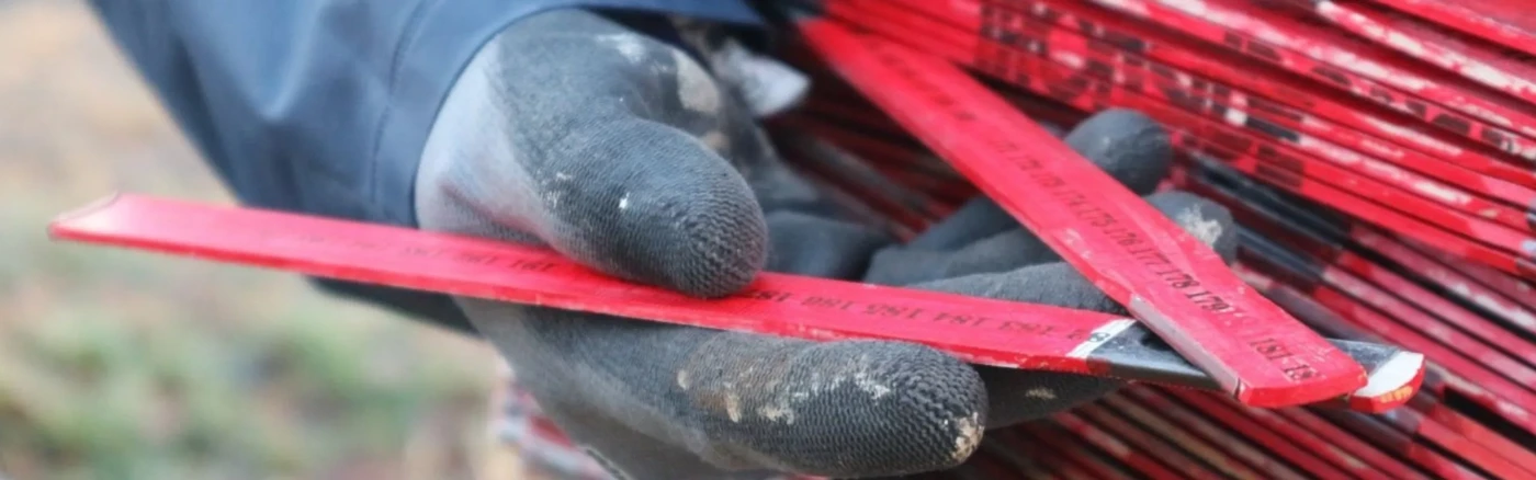 Person med röd tumstock