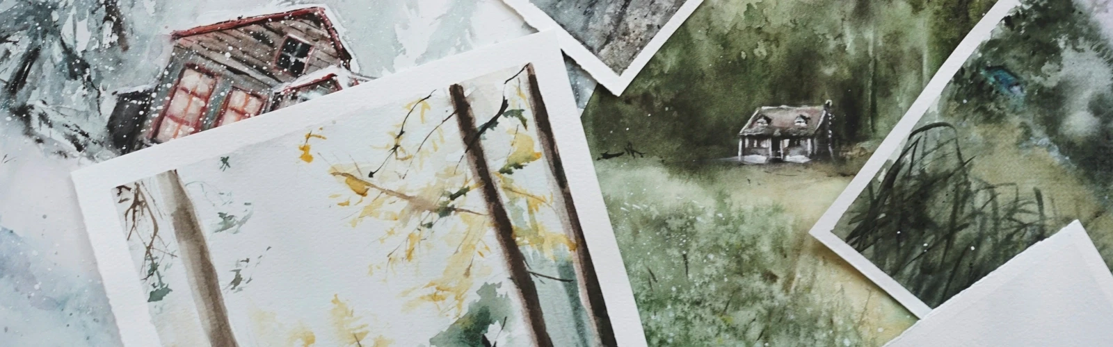 En massa bilder som ligger på ett bord.