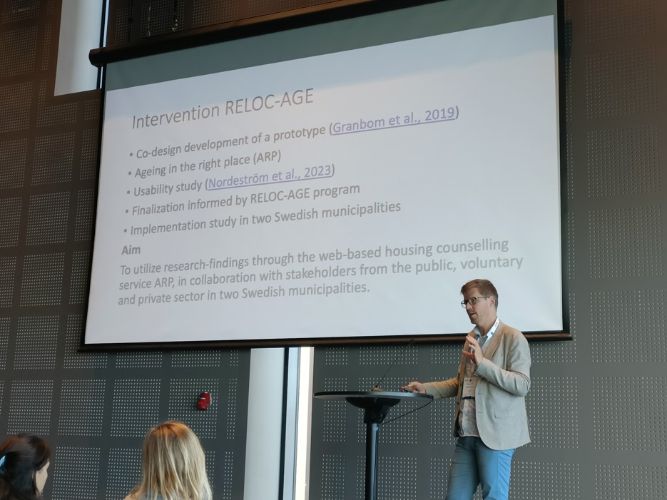 Magnus Zingmark stands in front of a powerpoint