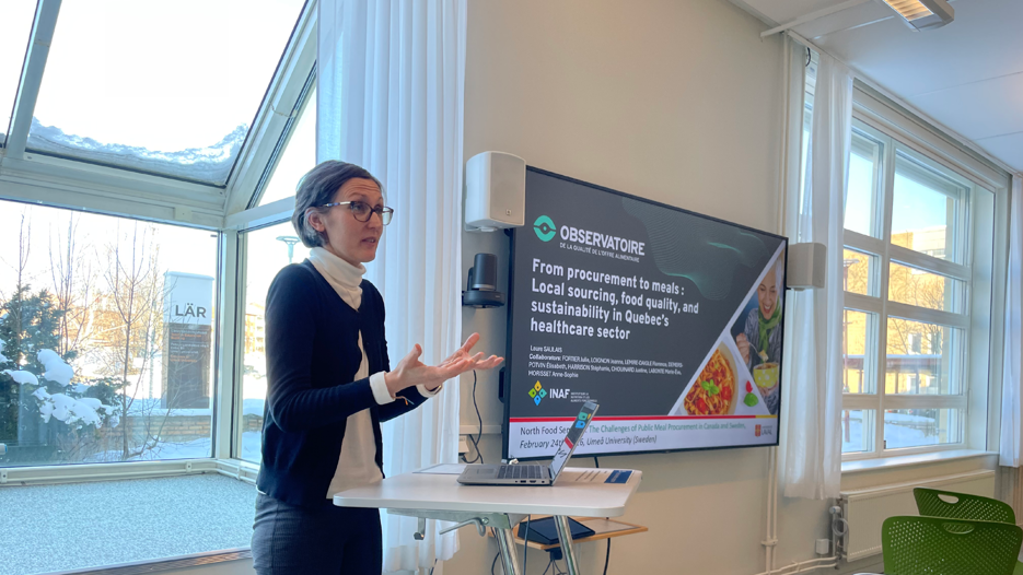 En kvinna ger en presentation. 