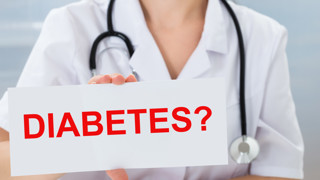 Läkare håller upp en skylt med ordet diabetes?