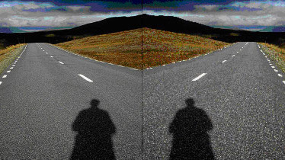 En manipulerad bild av två skuggfigurer vid två vägskäl som löper utåt i bilden. 
