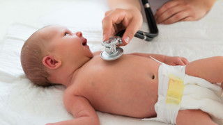 Läkarundersökning av baby.