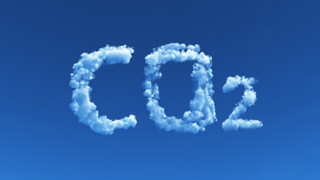Moln på blå himmel formade till ordet CO2 för att illustrera koldioxid.