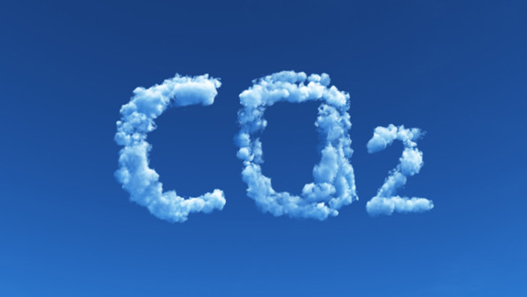 Moln på blå himmel formade till ordet CO2 för att illustrera koldioxid.